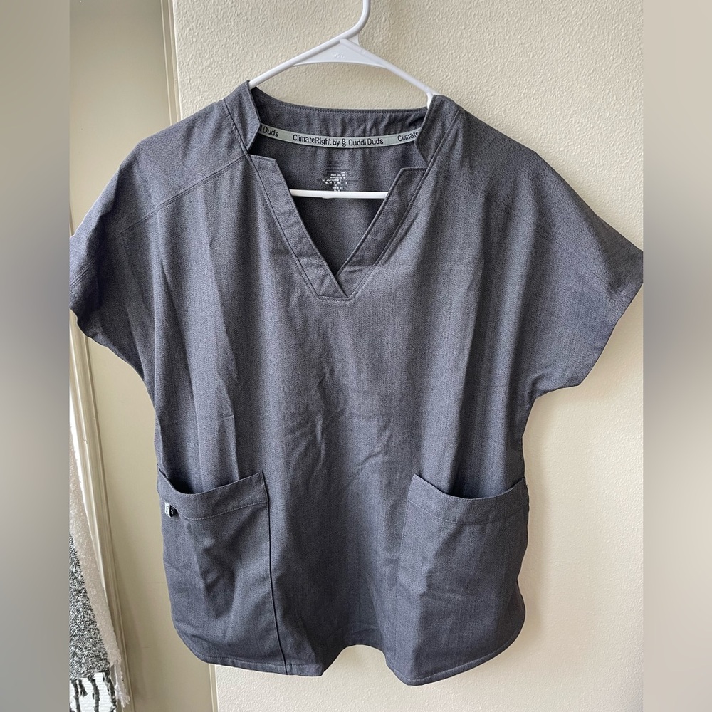 Cuddl Duds scrub top, small